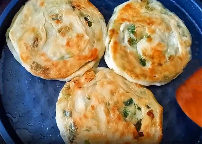 香酥蔥油餅,不擀麵,不發麵,抻一抻,繞一繞,這個做法第一次見