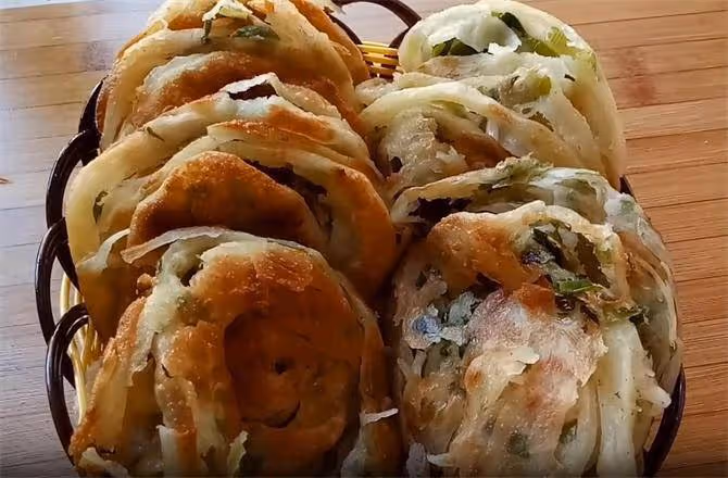 香酥蔥油餅,不擀麵,不發麵,抻一抻,繞一繞,這個做法第一次見