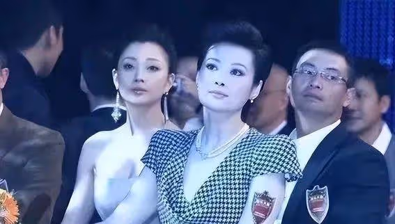 44歲殷桃和51歲袁立同框,誰的氣質更撩人？