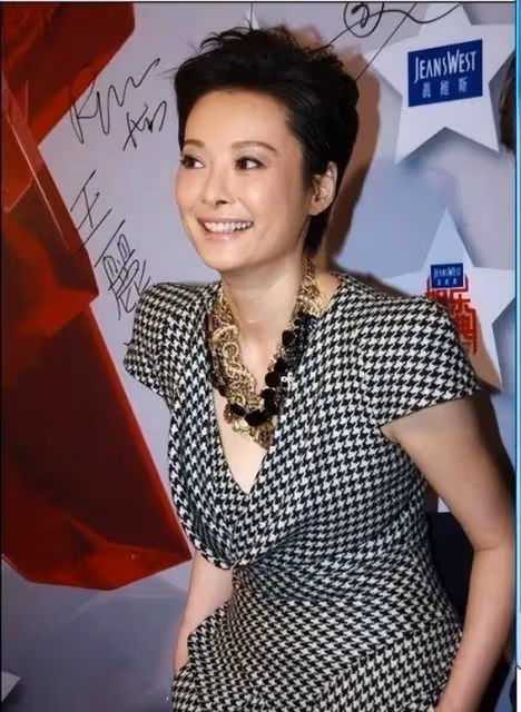 44歲殷桃和51歲袁立同框,誰的氣質更撩人？