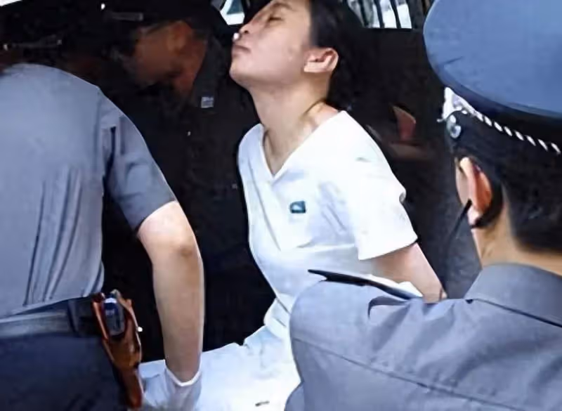 04年，福建美女被執行注射死刑，在上執行車前，她向獄警深深鞠躬