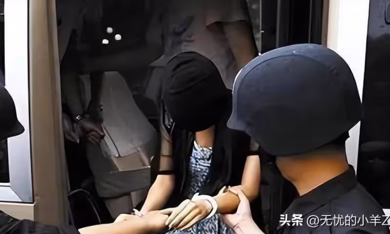 04年，福建美女被執行注射死刑，在上執行車前，她向獄警深深鞠躬