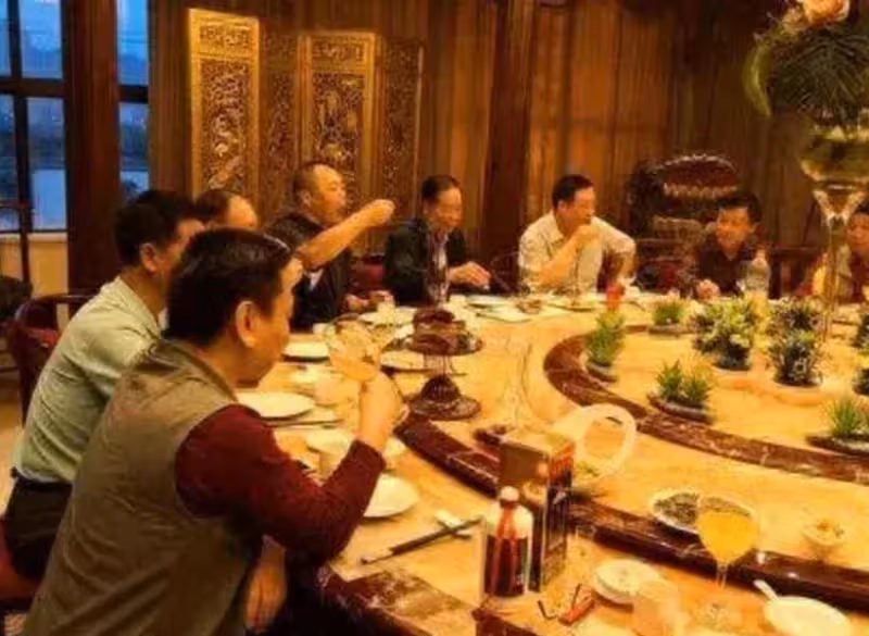回顧：北京一富商請7位好友吃飯，酒足飯飽之後，7人被丟入焚化爐