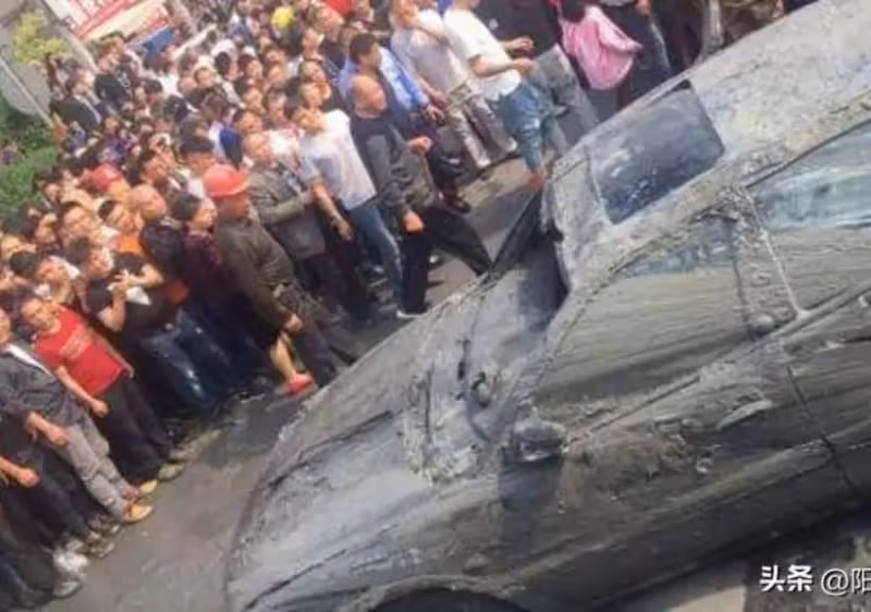 回顧：浙江漁民撈出沉河15年的轎車，打開門愣住：竟坐著2個男人