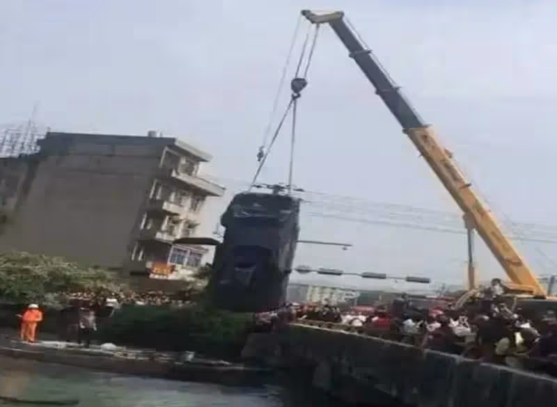 回顧：浙江漁民撈出沉河15年的轎車，打開門愣住：竟坐著2個男人