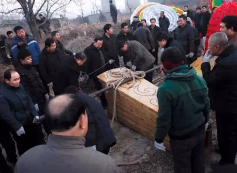 大反轉！男子倒車意外碾死妻子，出殯時正要合上棺材蓋，卻立即被警方叫停