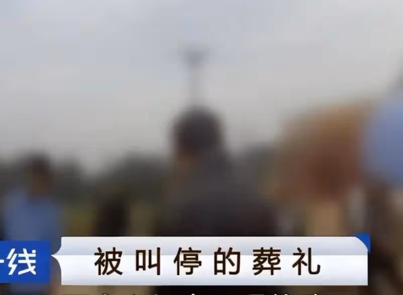 大反轉！男子倒車意外碾死妻子，出殯時正要合上棺材蓋，卻立即被警方叫停
