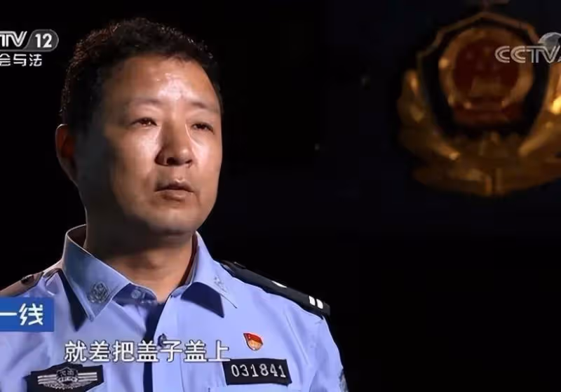 大反轉！男子倒車意外碾死妻子，出殯時正要合上棺材蓋，卻立即被警方叫停