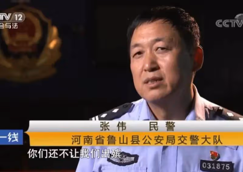 大反轉！男子倒車意外碾死妻子，出殯時正要合上棺材蓋，卻立即被警方叫停