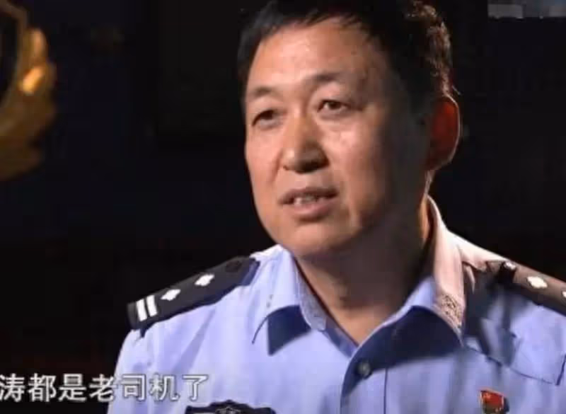 大反轉！男子倒車意外碾死妻子，出殯時正要合上棺材蓋，卻立即被警方叫停