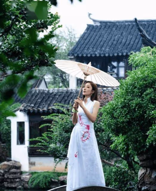 44歲TVB花旦大曬一家人寫真!靚姐帥弟盡得父母真傳!自嘆長大後才懂拍照重要性