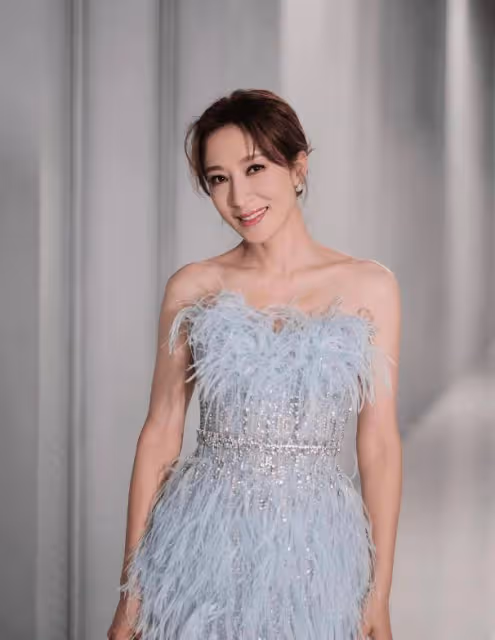 44歲TVB花旦大曬一家人寫真!靚姐帥弟盡得父母真傳!自嘆長大後才懂拍照重要性