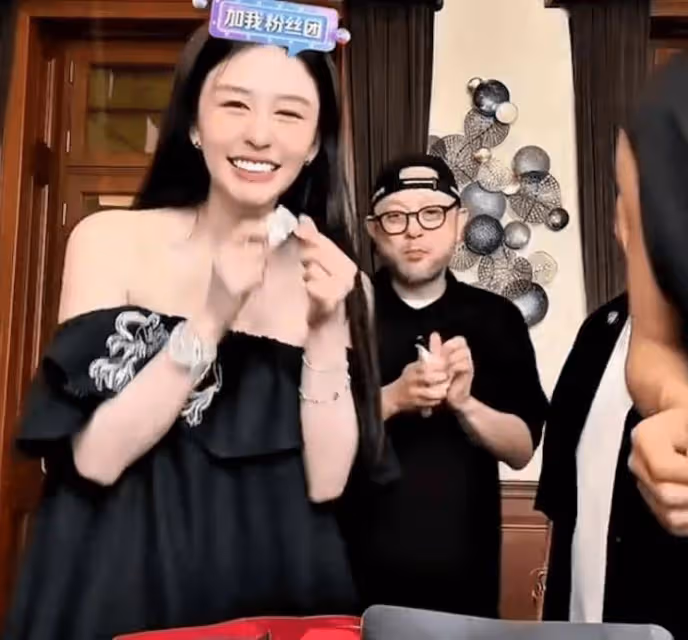 曾志偉與兒媳直播賣月餅!因一事被內地網紅當眾「教育」!
