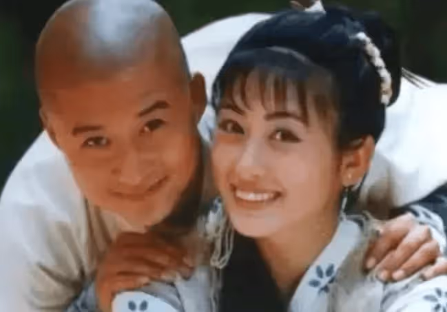 為大25歲的張鐵林墮過胎,愛過窮小子吳京,最後她嫁了大23歲「壞蛋」