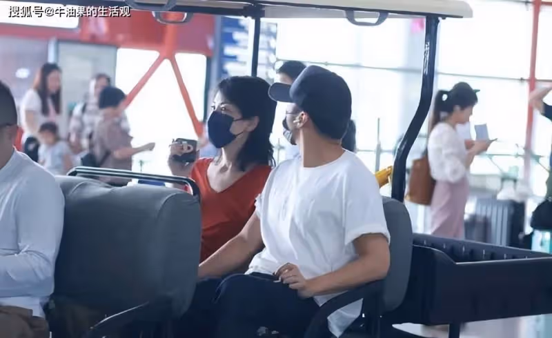王菲謝霆鋒現身北京機場,一個小動作甜翻了,天后新髮型引熱議