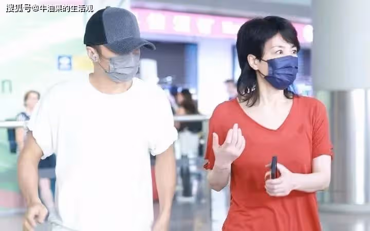 王菲謝霆鋒現身北京機場,一個小動作甜翻了,天后新髮型引熱議