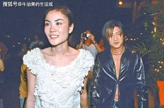王菲謝霆鋒現身北京機場,一個小動作甜翻了,天后新髮型引熱議