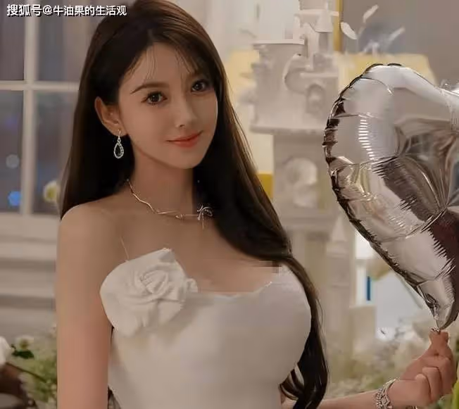 黃曉明女友葉珂生圖曝光,又黑又壯顏值普通,和白富美形象差距大