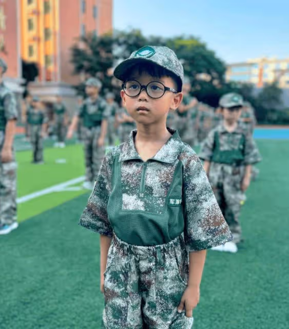 TVB前花旦送7歲兒子廣州軍訓!重聚一刻向父母跪謝!老公感動哭出來