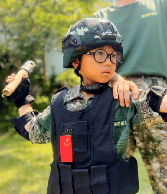TVB前花旦送7歲兒子廣州軍訓!重聚一刻向父母跪謝!老公感動哭出來
