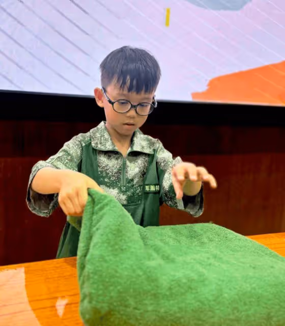 TVB前花旦送7歲兒子廣州軍訓!重聚一刻向父母跪謝!老公感動哭出來