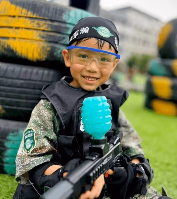 TVB前花旦送7歲兒子廣州軍訓!重聚一刻向父母跪謝!老公感動哭出來