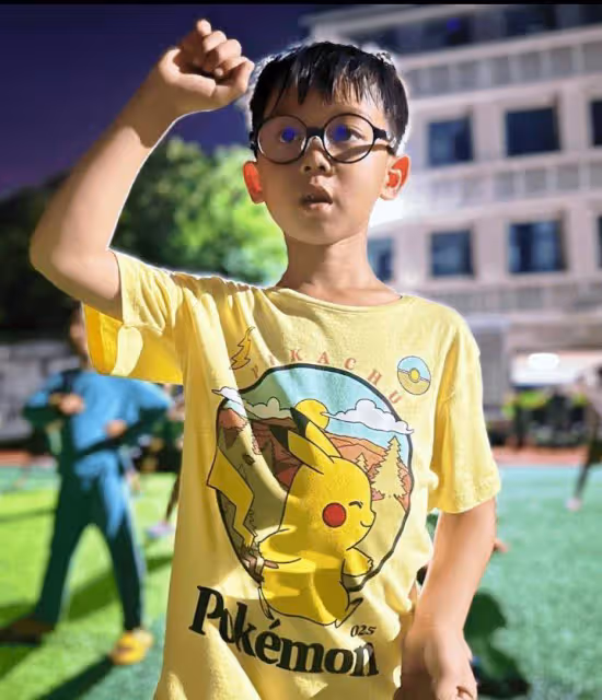 TVB前花旦送7歲兒子廣州軍訓!重聚一刻向父母跪謝!老公感動哭出來