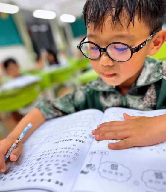 TVB前花旦送7歲兒子廣州軍訓!重聚一刻向父母跪謝!老公感動哭出來