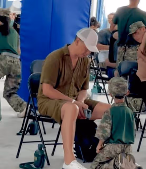 TVB前花旦送7歲兒子廣州軍訓!重聚一刻向父母跪謝!老公感動哭出來