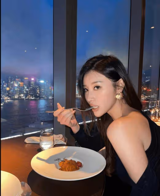 TVB性感港姐23歲生日大曬香肩!混血好友遭起底,身材同樣火辣