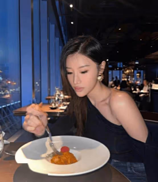 TVB性感港姐23歲生日大曬香肩!混血好友遭起底,身材同樣火辣