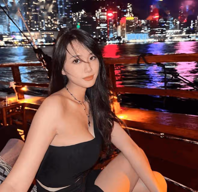 TVB性感港姐23歲生日大曬香肩!混血好友遭起底,身材同樣火辣