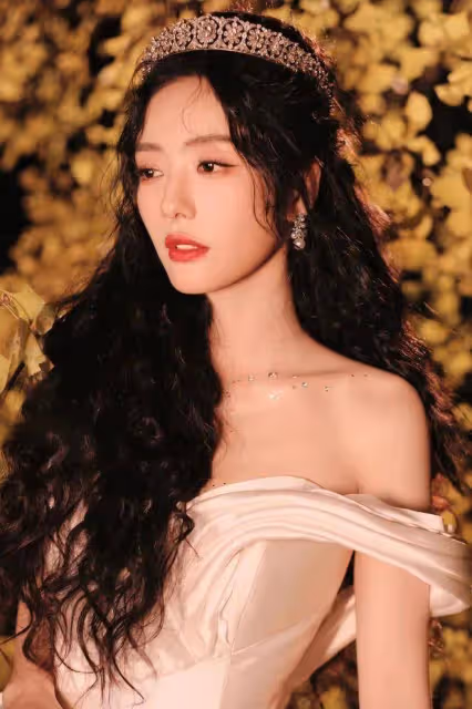蔡文靜穿黑色內衣露出事業線小蠻腰！魔鬼身材性感火辣