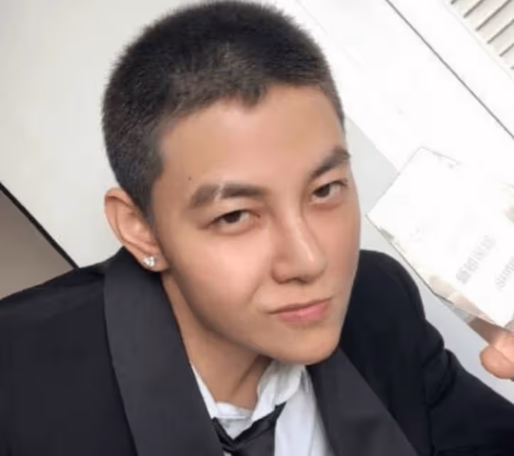 港媒爆阿嬌與女版陳冠希同居,房間擺設布置一模一樣,曾說是朋友如今被實錘?
