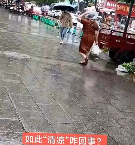 重慶女子出門買菜忘記穿外套,被圍觀後趕緊用頭髮遮臉……