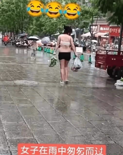 重慶女子出門買菜忘記穿外套,被圍觀後趕緊用頭髮遮臉……