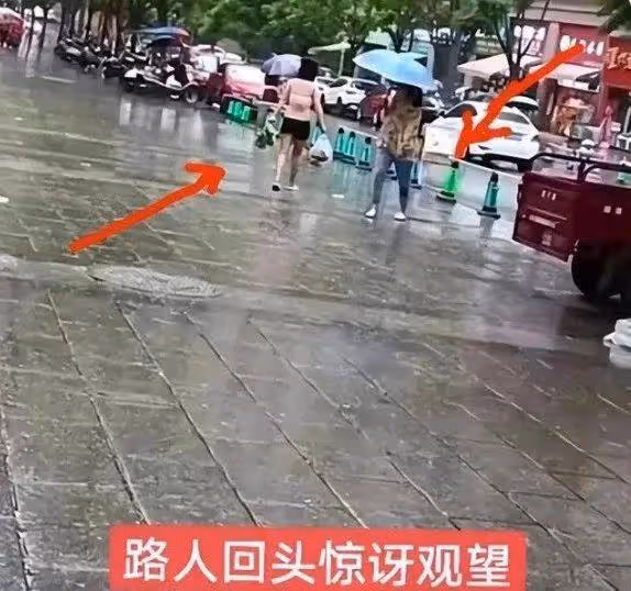 重慶女子出門買菜忘記穿外套,被圍觀後趕緊用頭髮遮臉……