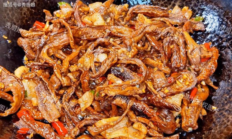 入秋,碰到這菜別手軟,買上20斤,曬乾囤起來,冬天燉肉吃太香了