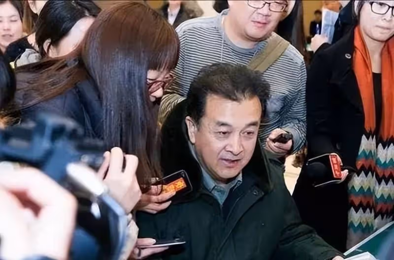 「免職風波」過去9年了,再看黃宏的所作所為,令人心生敬意