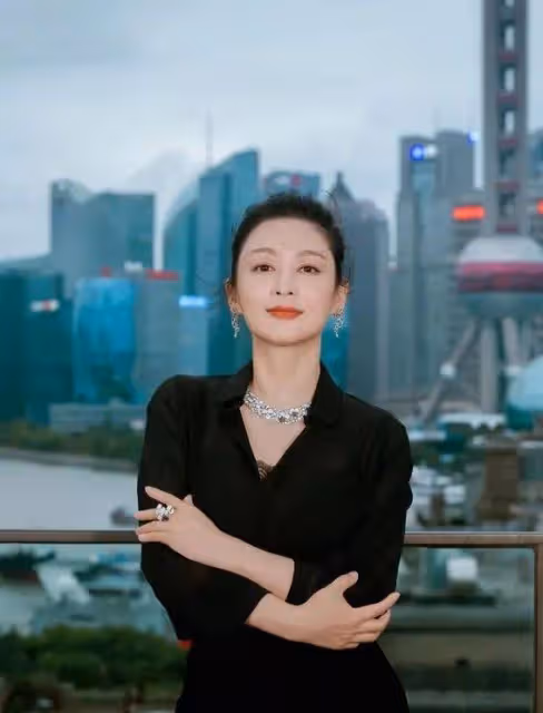 55歲陳紅逆齡3招曝光!她的童顏秘訣讓無數女星羨慕嫉妒恨