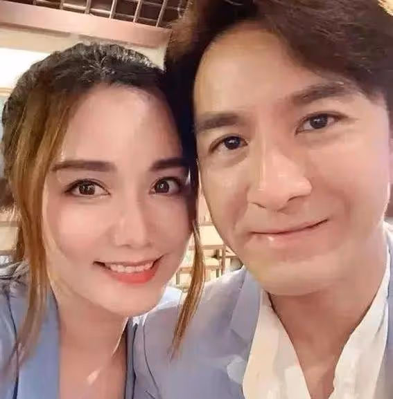 50歲馬國明遇撩精湯洛雯,木頭老公秒變少年郎!網友:這狗糧我吃了
