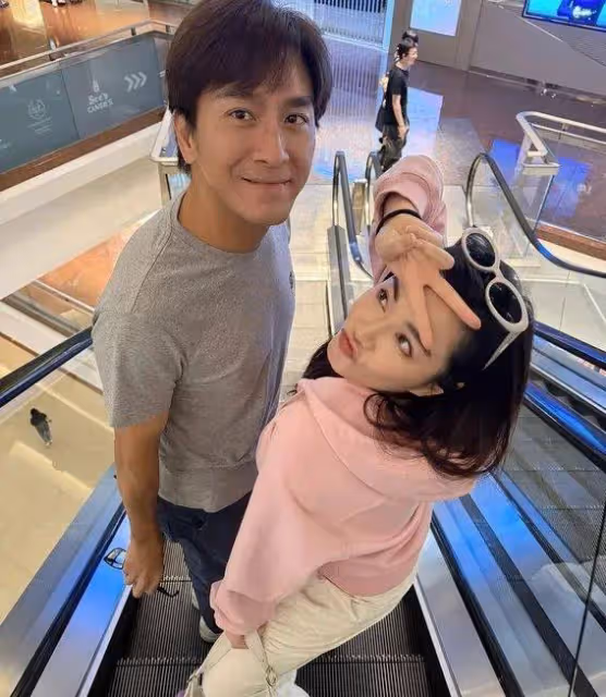 50歲馬國明遇撩精湯洛雯,木頭老公秒變少年郎!網友:這狗糧我吃了