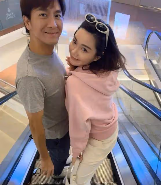 50歲馬國明遇撩精湯洛雯,木頭老公秒變少年郎!網友:這狗糧我吃了