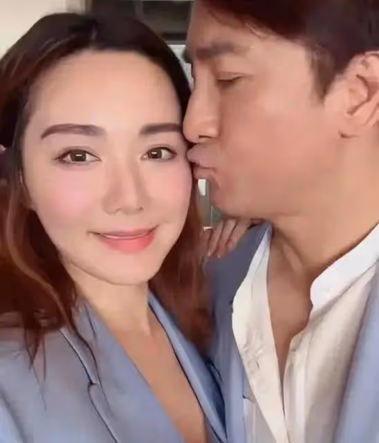 50歲馬國明遇撩精湯洛雯,木頭老公秒變少年郎!網友:這狗糧我吃了