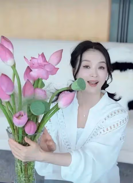 50歲王艷扎辮插荷花,顏值逆天!網友:30歲都不信,你怎麼做到的?