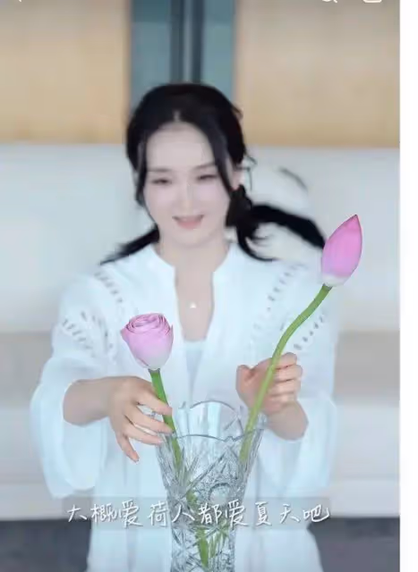 50歲王艷扎辮插荷花,顏值逆天!網友:30歲都不信,你怎麼做到的?