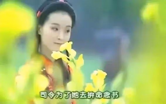 50歲王艷扎辮插荷花,顏值逆天!網友:30歲都不信,你怎麼做到的?