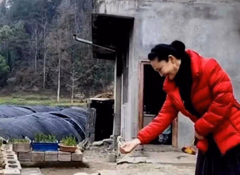 57歲於文華現狀不慘,住農村簡陋房裙子拖地喂土狗,曾遭前夫背叛