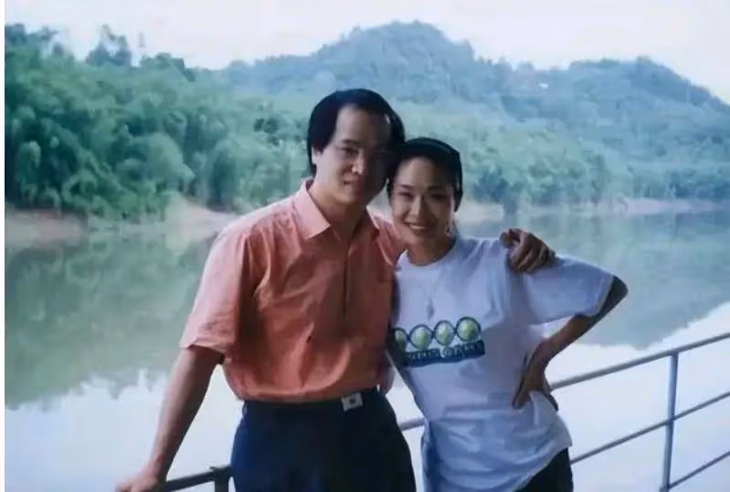57歲於文華現狀不慘,住農村簡陋房裙子拖地喂土狗,曾遭前夫背叛