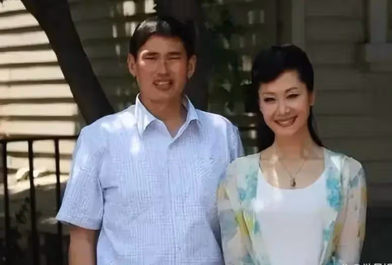 57歲於文華現狀不慘,住農村簡陋房裙子拖地喂土狗,曾遭前夫背叛